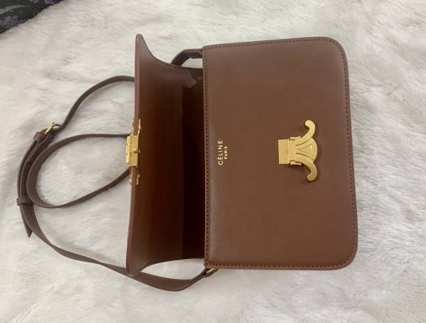 VIP 】CELINE Medium Triomphe Bag In Shiny Calfskin Medium Triomphe Bag In Shiny Calfskin GIFT WITH PURCHASE (GWP) พรีเมี่ยมกิ๊ฟ Limited Edition จาก CELINE PERFUME DUTY FREE COUNTER วัสดุหนังแท้ (Calfskin) ซับในเป็นหนังแกะ (Lambskin) รูปทรงสี่เหลี่ยมผืนผ้า 