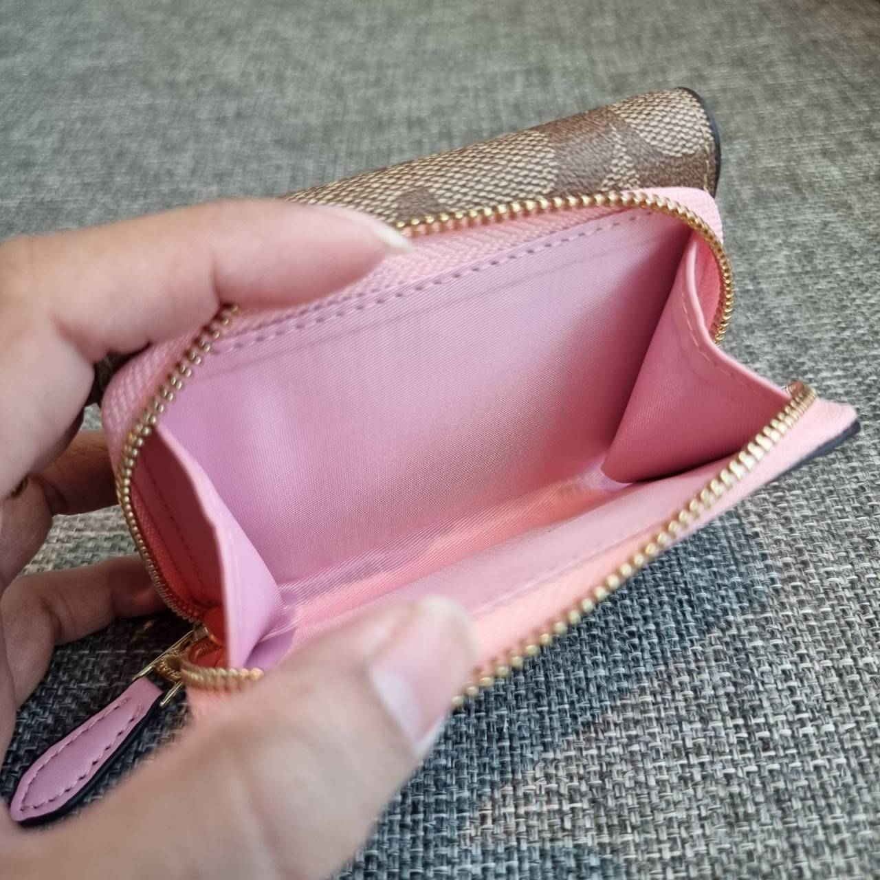 OUTLET 】COACH F41302 SMALL TRIFOLD WALLET IN SIGNATURE CANVAS สวยคลาสสิค พกพาง่าย ใบเล็กน่ารักน่าใช้ ต้องยกให้ใบนี้จ้า 💗💋 ตอบโจทย์คนชอบพกน้อยที่สุด!! กระเป๋าสตางค์ใบสั้นหนังแคนวาสเคลือบคุณภาพดี ภายในเป็นหนังแท้ ใส่บัตร ใส่ธนบัตรได้ทุกชนิด 