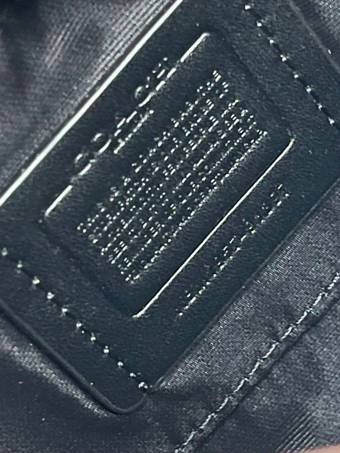 COACH JADE SADDLE BAG 91084 จุดเด่นคือ การออกแบบให้กระเป๋าเป็นรูปทรงที่โค้งมนตามสไตล์โฮโบ (Hobo Style) ผสมผสานกับความสวยงามของโลโก้ด้านหน้าอันเป็นเอกลักษณ์ สายสะพายข้างที่สามารถปรับระดับได้ สวยสะดุดตา ดูแลง่าย นอกจากนี้ คุณยังสามารถนำไป Mix & Match กับการ