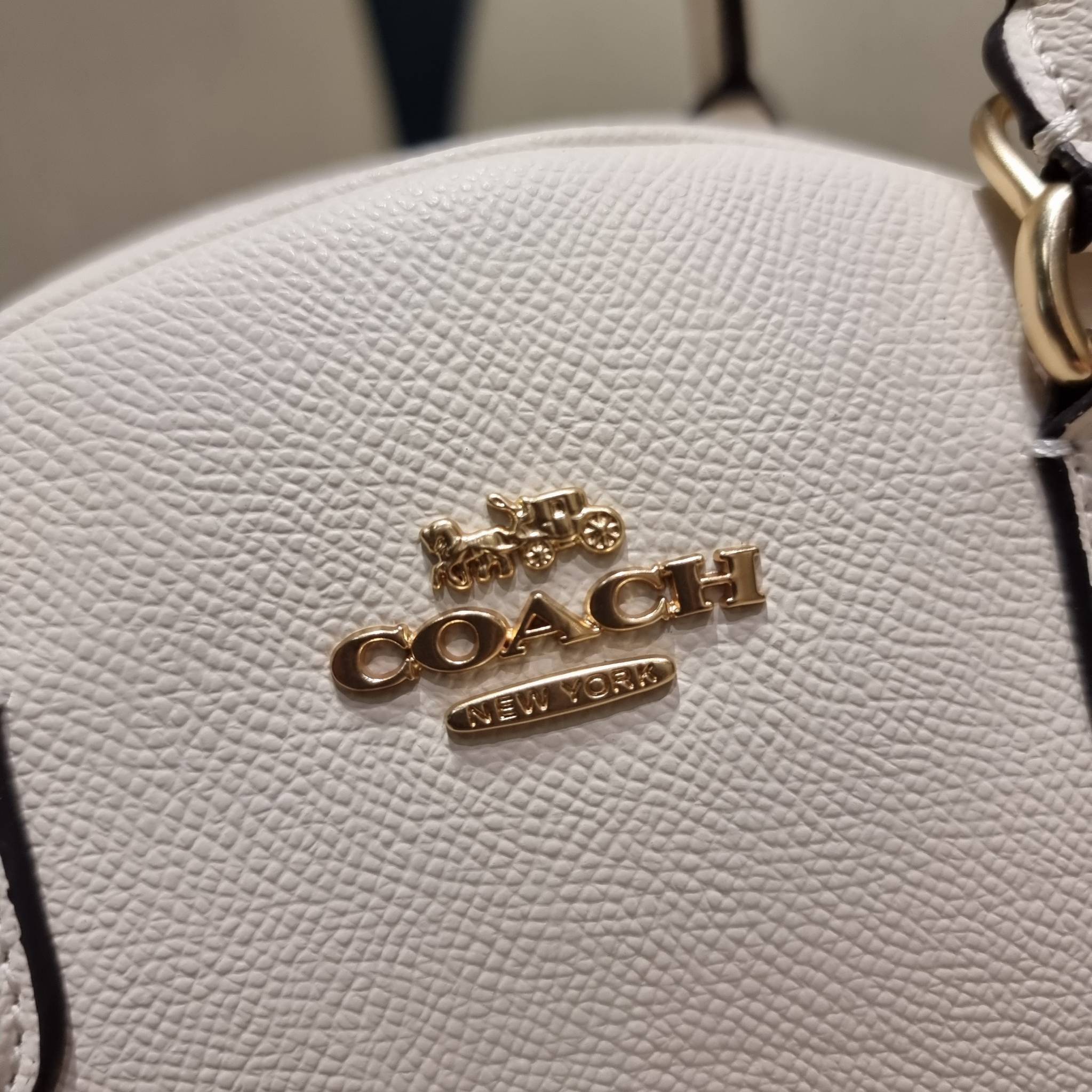 COACH SYDNEY SATCHEL BAG CA202 CA591 CB596 ใหม่ล่าสุด กับคอลที่สาวๆต้องหลงรัก กระเป๋าสะพายทรง satchel ที่มีรูปทรงดึงดูดสายตา สวยแรกเห็น วัสดุหนัง crossgrain พร้อมหูจับในตัว เปิด-ปิดด้วยซิป ภายในโล่งกว้าง ขนาดกำลังดี มีสายครอสให้ ปรับได้ตามชอบ ใบจริงลูกคุณ