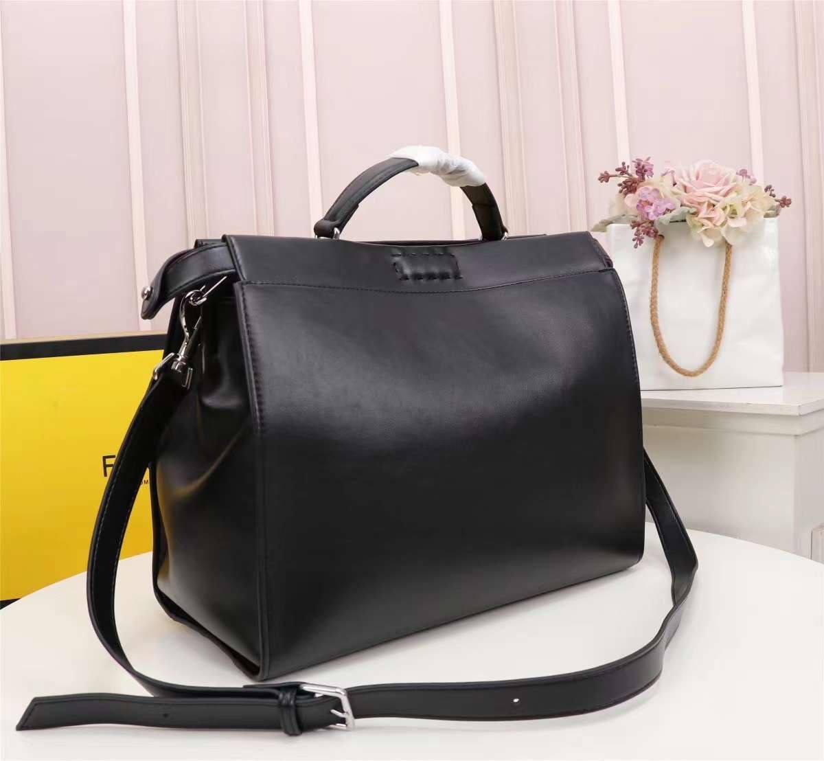 FENDI Monster Bag 36cm เกรดเทพออริจินอล กระเป๋ายอดนิยมของแบรนด์ ดีไซน์สวยเรียบหรูแฝงด้วยความเก๋ สามารถสะพายหรือถือ เหมาะสมกับวัยรุ่น สะดวกในการพกพาไม่ว่าสาว ๆ จะไปเที่ยวต่างจังหวัด ต่างประเทศหรือแม้กระทั่งทำกิจกรรมแอดเวนเจอร์ต่าง ๆ ก็ไม่ทำให้เกะกะแต่อย่าง