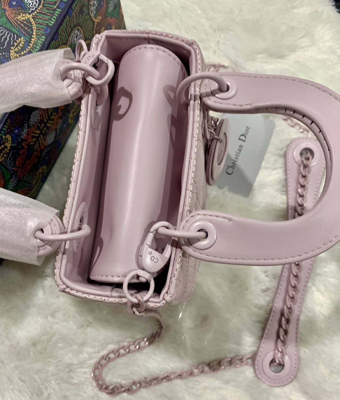 VIP 】MICRO LADY DIOR BAG Cloud ฺBlack & Pink My ABC Cannage Lambskin : VIP GIFT WITH PURCHASE (GWP) พรีเมี่ยมกิ้ฟ Limited Edition จาก DIOR DUTYFREE COUNTER ความสง่างามอีกหนึ่งรุ่นของ Dior รูปทรงสีเหลียม ขนาดกระทัดรัด อะไหล่เข้ากับสีกระเป๋า ตั้งอยู่ทรง ฐาน