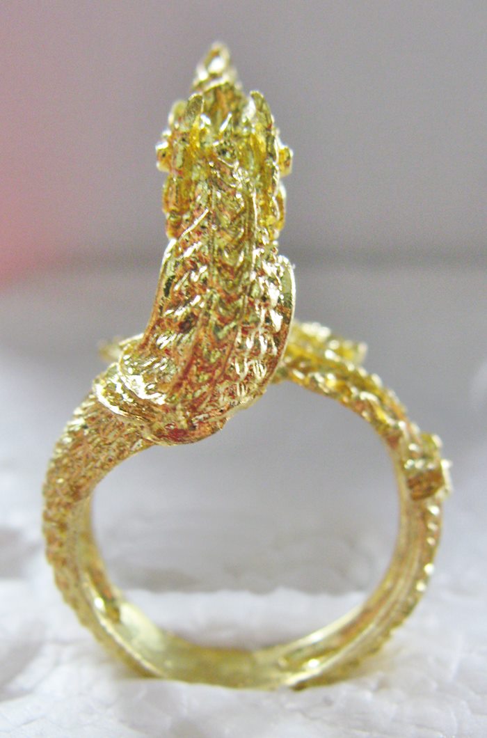 แหวนพญานาคเนื้อทองเหลืองเศียรเดียวประดับพลอยสีแดง เสริมบารมี โชคลาภค่ะ