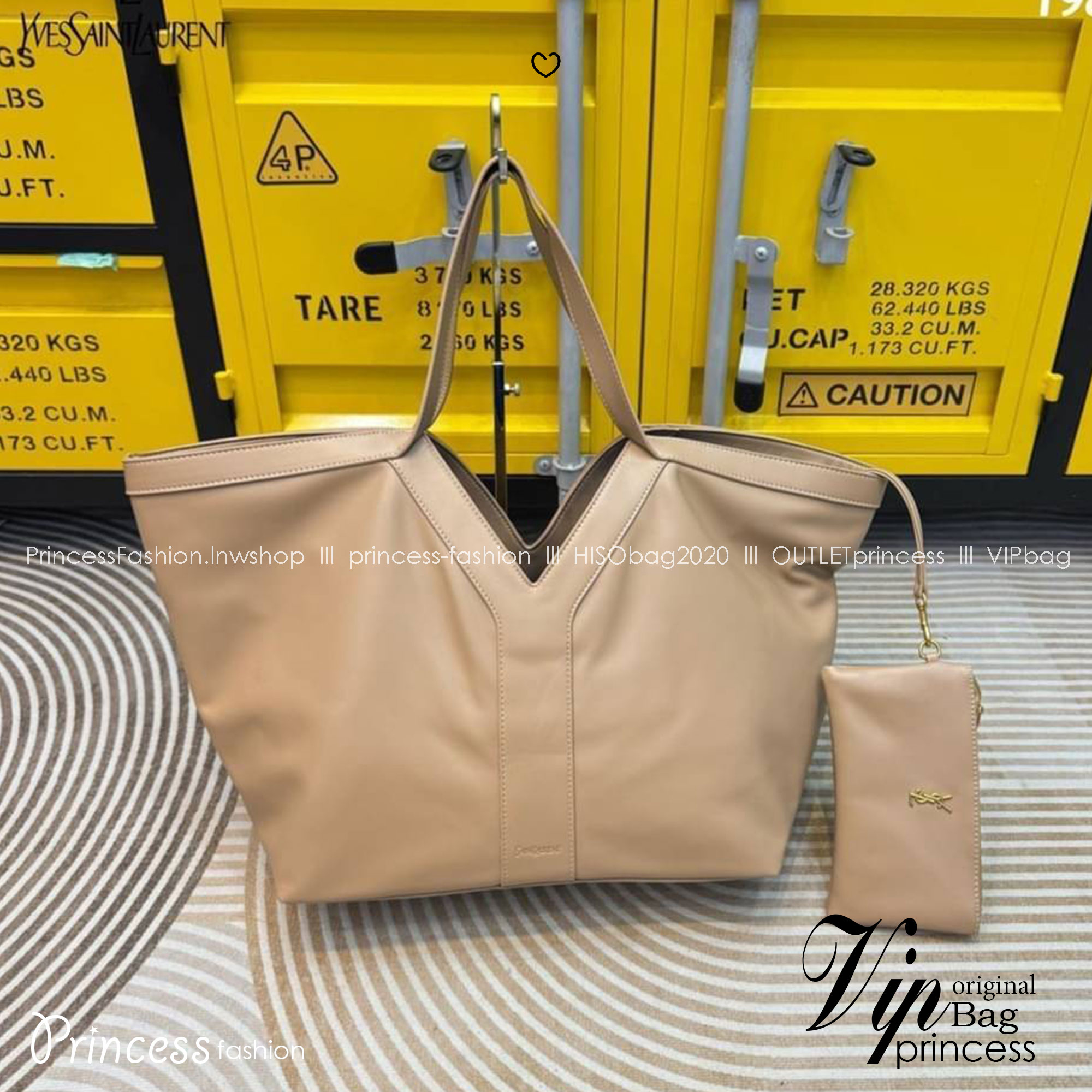 YSL Y TOTE IN LEATHER BAG กระเป๋าสะพายทรงโท้ทใบใหญ่ รุ่นใหม่ล่าสุด งานหนังสวยเต็มใบ ดีไซส์เรียบหรูดูแพงอย่างแท้จริง ภายในโล่งกว้างมาก จุของได้เยอะสุด เอาใจสายแบกแต่ยังคงความหรูไว้ในตัวอย่างแน่นอน