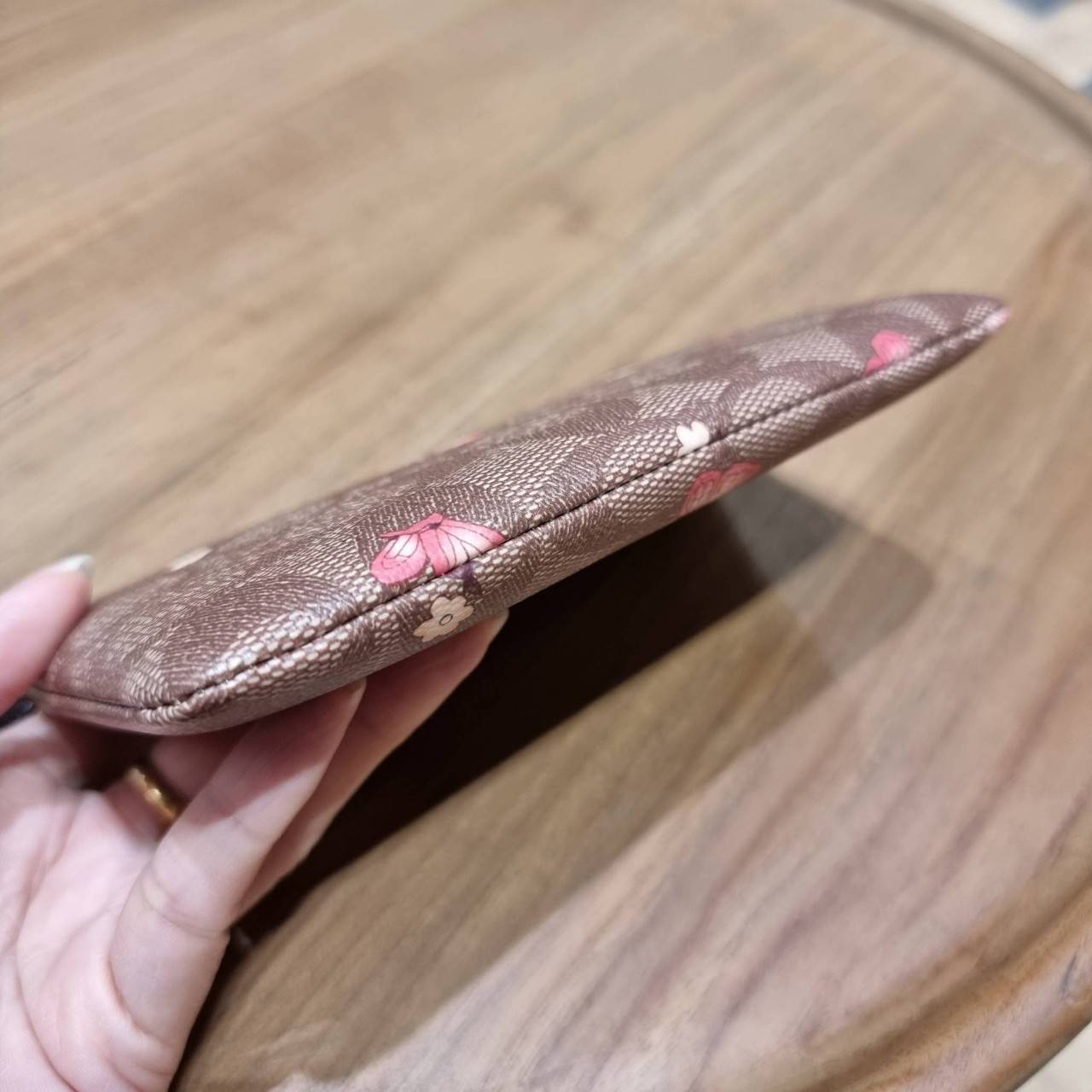 COACH 2972 CORNER ZIP WRISTLET IN SIGNATURE CANVAS WITH BUTTERFLY PRINT มาแล้วจ้า ไอเท็มสุดปัง!! ฮิตไม่เลิก!! พร้อมลวดลายสุดคิ้วท์ น่ารักน่าใช้ขึ้นไปอีก กระเป๋าคล้องมือ ขนาดเหมาะพกพา วัสดุหนังแคนวาส ภายในเป็นช่องโล่ง ใส่ธนบัตร หรือใส่บัตร ใส่เหรียญ ได้หมด