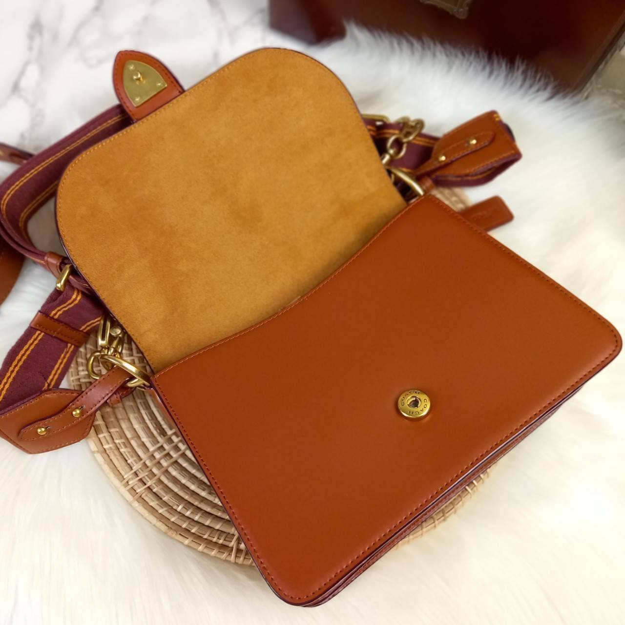 OUTLET 】COACH BEAT SHOULDER BAG IN SIGNATURE CANVAS WITH PATCHES (C6837) ไหวมั้ยเนี้ย!! สวยฟาดอีกแล้วนะยูวว 🤩🌺คอลเลคชั่นใหม่สุดปัง อลังเวอร์!//กระเป๋าถือ สะพายไหล่ลาย SIGNATURE ตกแต่งความเก๋ด้วยแผ่นแปะลวดลายที่มีเฉพาะจาก COACH คอลเลคชั่นนี