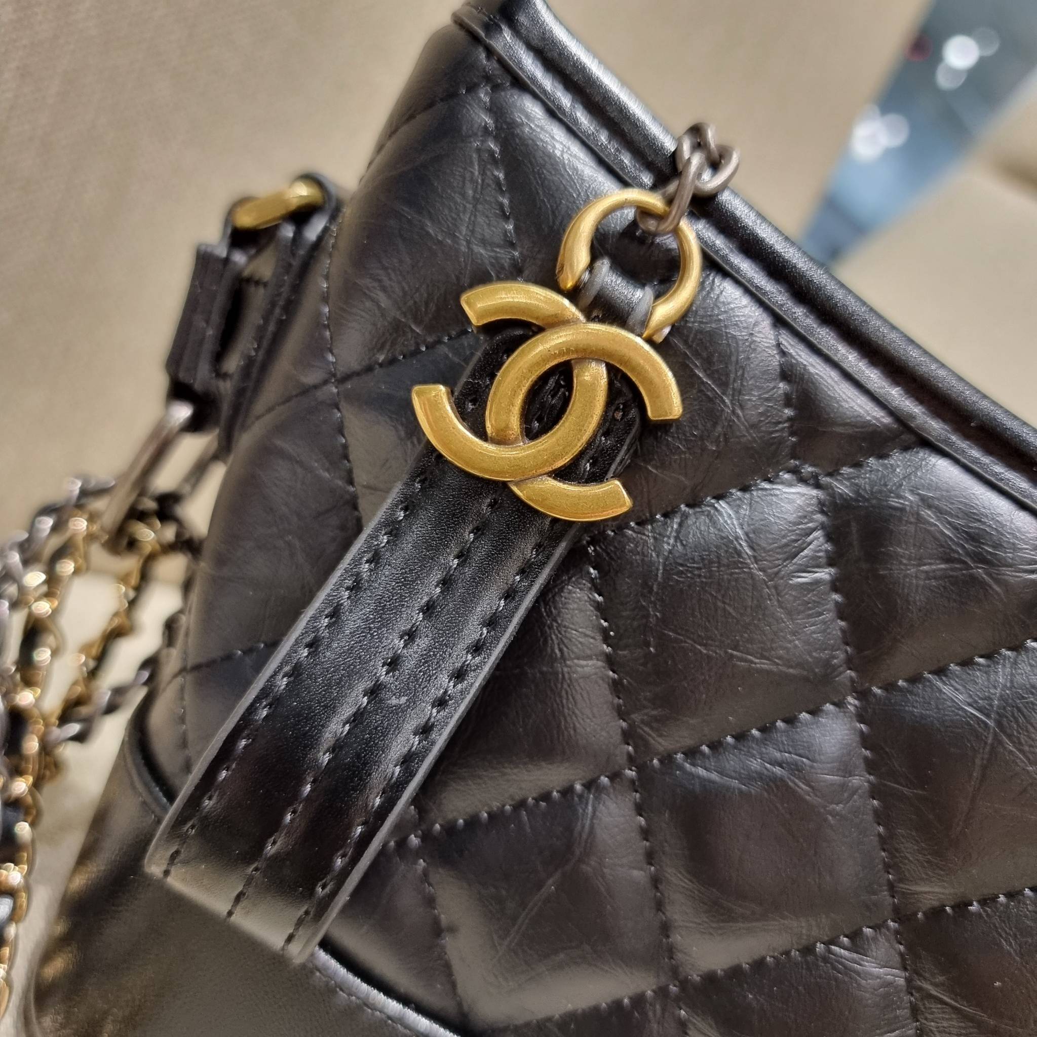 9" CHANEL SHOULDER BAG / CHANEL GABRIELLE HOBO BAG ไซส์คลาสสิค กระเป๋าสะพายข้าง/ไหล่ หนังแท้ นิ่ม หรู มาพร้อมพวงกุญแจสัญลักษณ์แบรนด์ อะไหล่พร้อมโซ่สะพายสีทองสลับสีเงินรมดำ สามารถสะพาย crossbody หรือสะพายไหล่ได้หมด สะพายแล้วขับผิวมากๆ เปิด-ปิดกระเป๋าด