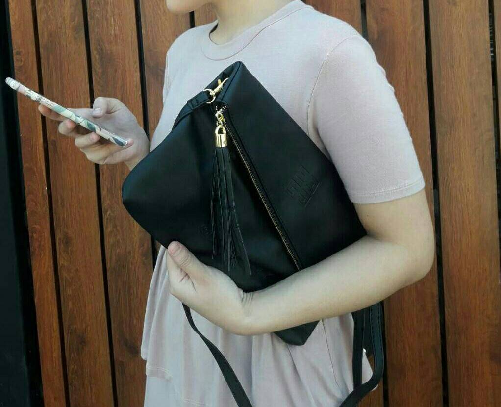 GIVENCHY ENVELOPE CLUTCH BAG กระเป๋าสะพายหรือ cluth bag วัสดุหนัง PU. ดีไซน์เก๋ ซิปเฉียงพร้อมซิปแบบพู่ สามารถสะพายหรือถือเป็น cluth ได้ค่ะ ภายในจุได้เยอะ ใส่ มีช่องซิปเล็กอีก 1 ช่อง ซับในลายแบรนด์ ใบนี้ all in 1 ค่ะ คุ้มสุดๆ