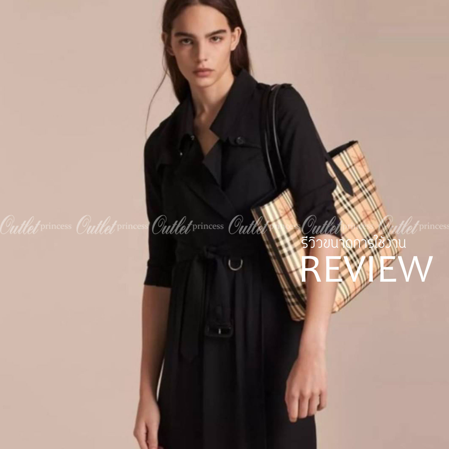 BURBERRY Leather Haymarket Check Medium Reversible Tote Bag กระเป๋าสะพายไหล่ทรงช้อปปิ้ง ทรงคลาสสิค ฮิตตลอดกาล ทรงสวยขนาดกำลังดี ตัวกระเป๋า วัสดุหนัง Pu ด้านหน้าติดโลโก้แบรนด์ ด้านในเป็นลายแรนด์ **สามารถใช้ได้ทั้ง2ฝั่ง ประดับด้วยป้ายแท็คหนัง ภายในช่องหลัก 