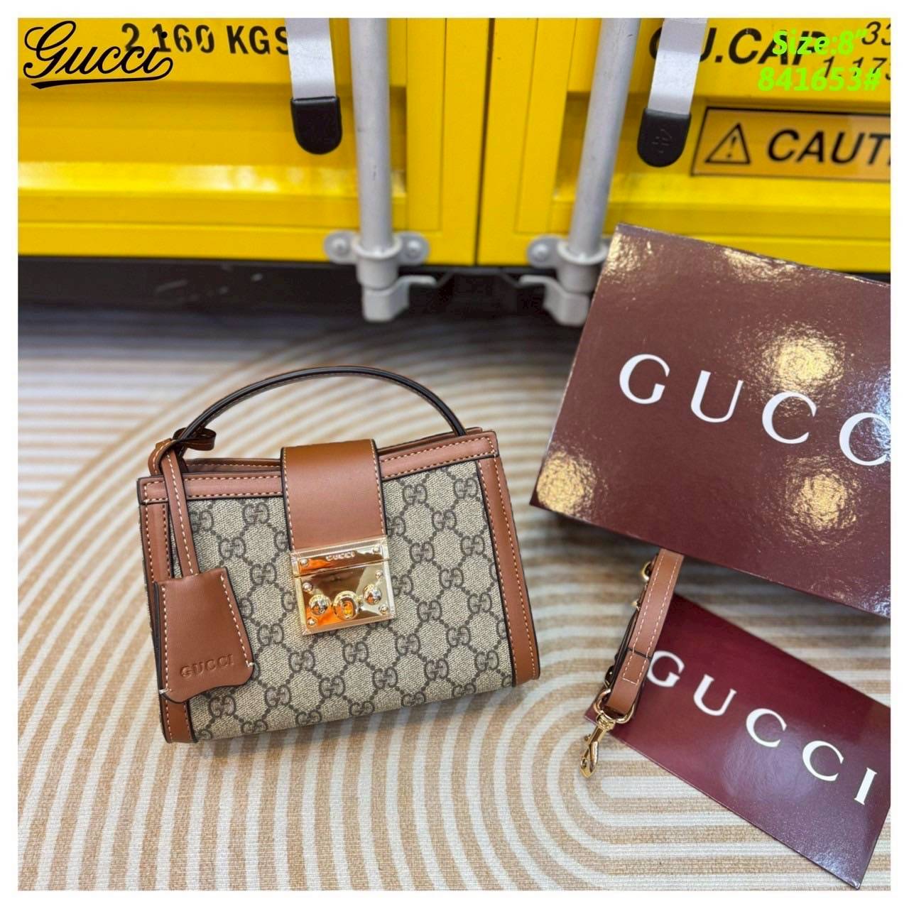 Gucci Padlock small top handle bag กระเป๋าสะพายใบไซส์มินิพร้อมหูจับ ในคอลเล็กชั่น Pre-Fall 2025 แพดล็อกนำเสนอรูปทรงในแบบร่วมสมัยที่สวมใส่ได้หลากหลายสไตล์ ชวนให้นึกถึงลวดลายอันเป็นเอกลักษณ์ของแบรนด์