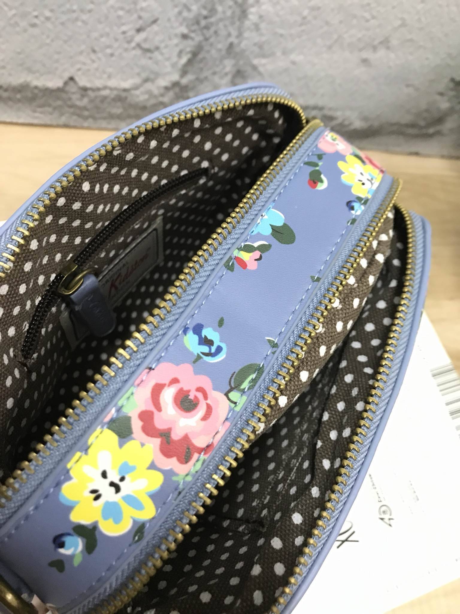 CATH KIDSTON MINI LEATHER DOUBLE ZIP BAG Restock !!รุ่นขายดีอีกรุ่น วัสดุหนังpu เป็นกระเป๋าคล้องมือหรือสะพาย Cross Body หนังเรียบอยู่ทรงสวยขนาดมินิน่ารักกำลังน่ารัก เปิดปิดด้วยซิป 2 ช่อง หัวซิปหนังแท้ปั้มโลโก้ ด้านหน้าประดับอะไหล่โลโก้แบรนด์ ภายใน Cotton 