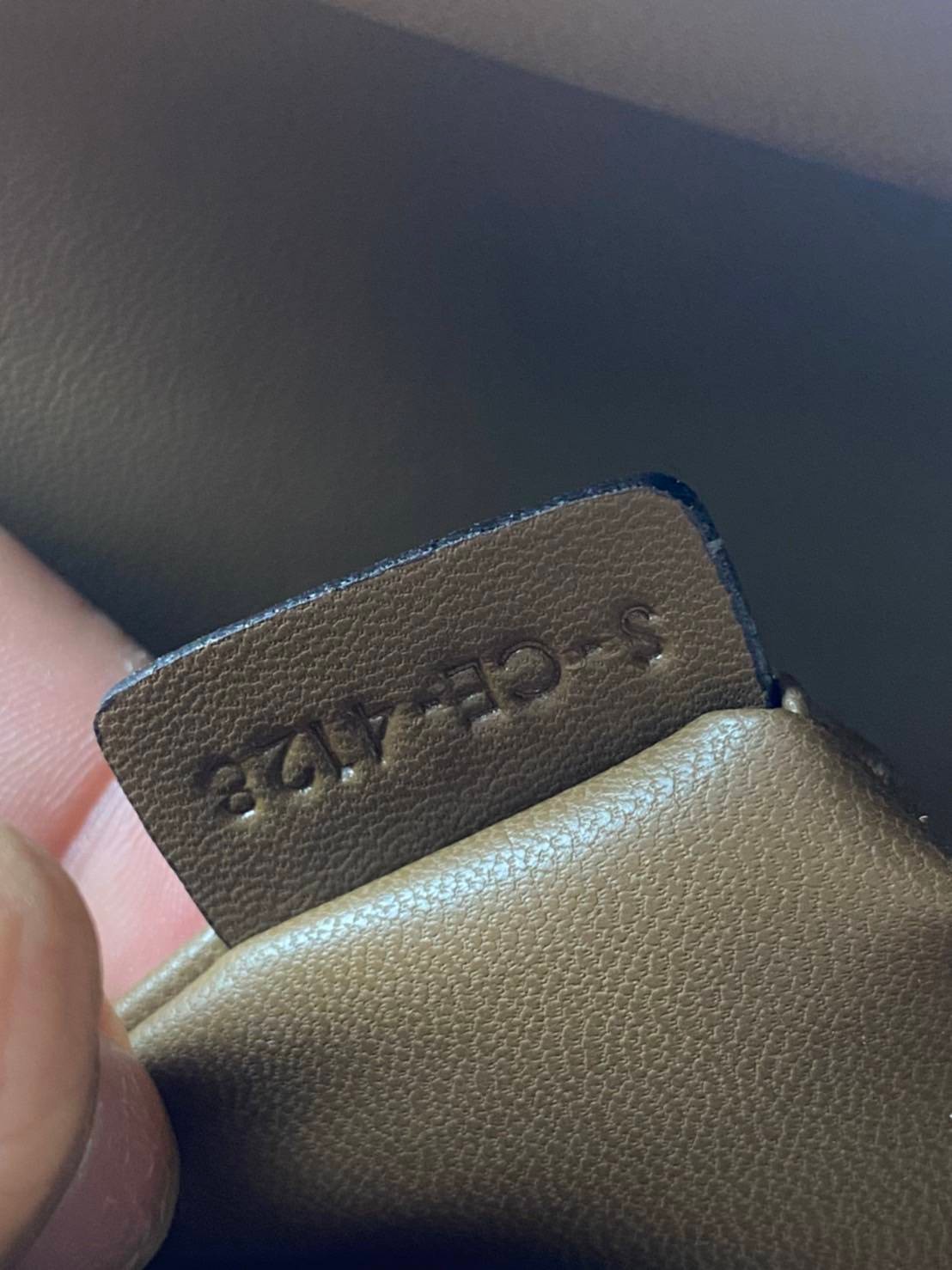 หนังแท้ CELINE TRIOMPHE CROSSBODY BAG ดีไซน์ยอดนิยมสไตล์สาว LISA ทรงสี่เหลี่ยมหนังสวยหรูอยู่ทรงเปิดปิดด้วยฝาปิดโลโก้แบรนด์อะไหล่ทอง ภายในมีช่องหลัก ช่องย่อย และช่องซิป สามารถใส่มือถือของใช้จุกจิกได้เยอะ มาพร้อมสายสะพายหนังยาวปรับระดับได้ จะสะพายไหล่ CROSS