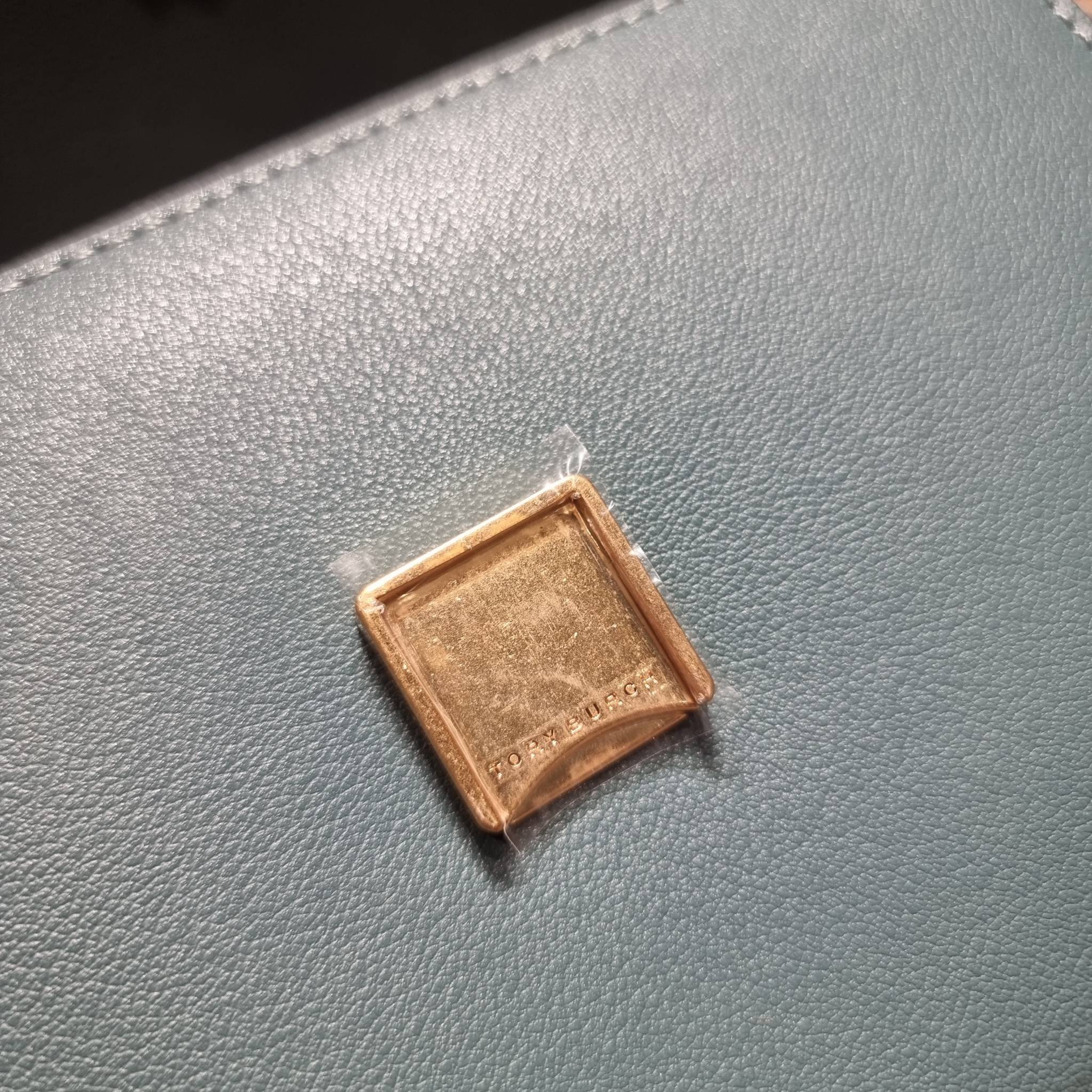 TORY BURCH ELEANOR TEXTURED SMALL CONVERTIBLE SHOULDER BAG สีใหม่!! ฮอตไอเท็ม รุ่นนี้ขายดีขายหมด สวยหรู คุณหนู ผู้ดี!! หายากมาก กระเป๋าสะพายข้าง ดีไซน์อยู่ทรง ขนาดกำลังสะดวกใช้สำหรับสาว วัสดุหนังแท้เต็มใบ ผิวมีเทกเจอร์ อัพเวลความหรู สีทูโทน เปิด-ปิดด้วยแถ