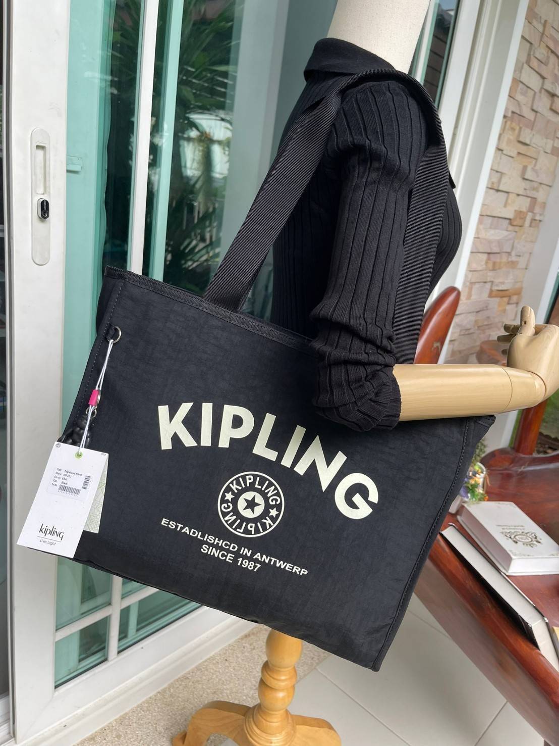 Kipling Stacey Tote Bag(KI3101) คอลเลคชั่นใหม่ล่าสุดจากkipling เป็นกระเป๋าที่มีสายคล้องเอาไว้ใช้งานบริเวณไหล่ สามารถจัดเก็บสิ่งของได้ในจำนวนมาก รวมไปถึงตัวซิปที่มีความไหลลื่น ใช้งานง่ายไม่มีสะดุดในขณะเดียวกันตัวกระเป๋าเองก็มีน้ำหนักเบามาก ๆ พื้นฐานที่สามา