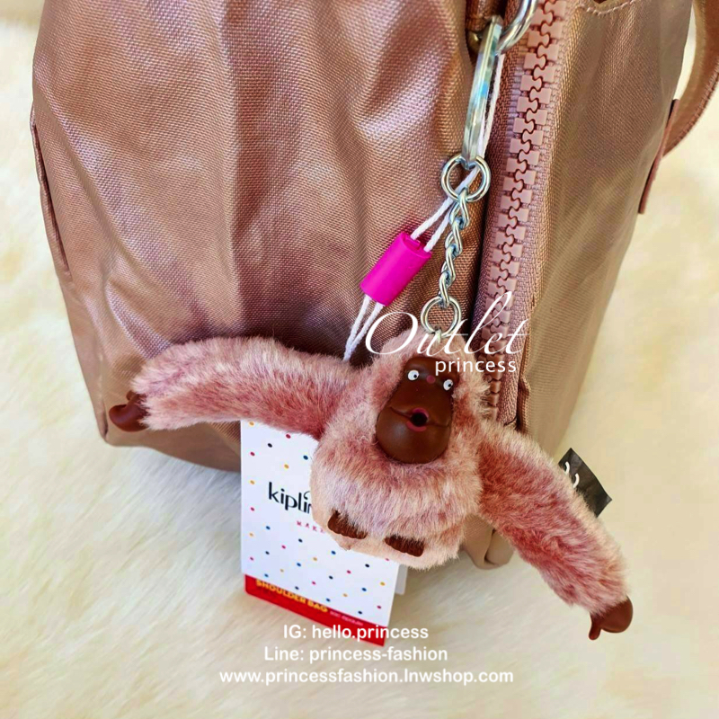 KIPLING CAI (K12587) กระเป๋าสะพายสีชมพูสดใส มาพร้อมกับพวงกุญแจลิงสีกุหลาบเข้ากับสีกระเป๋าสวยน่าใช้มากๆค่ะ ตัวกระเป๋าเปิดปิดด้วยซิปเป็นหลัก มีหลายช่องซิปแบ่งใส่ของได้เป็นสัดส่วน ภายในโล่งกว้าง สามารถใส่กระเป๋าสตางค์ใบยาวและมือถือได้ทุกรุ่น สายสะพายปรับสั้น
