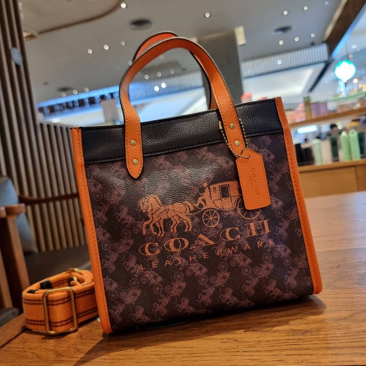 COACH C8456 FIELD TOTE 22 WITH HORSE AND CARRIAGE PRINT AND CARRIAGE BADGE คอลเลคชั่นสุดคลาสสิค ต้อนรับซัมเมอร์ ทั้งสดใสและร้อนแรง สวยหรูดูแพงในไอเท็มเดียว กระเป๋าทรงโท้ท ไซส์กำลังสวย น่ารักน่าใช้ ฟังก์ชั่นการใช้งานสะดวกที่สุด มีทั้งสายคล้องแขนในตัว และสา