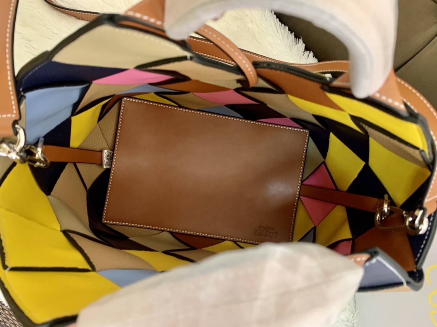 LOEWE SURPLUS LEATHER WOVEN BASKET BAG IN CLASSIC CALFSKIN กระเป๋าสาน กระเป๋าถือหรือสะพาย อะไหล่เงิน มาพร้อมสายสะพายยาวในตัว (ถอดได้ /ปรับระดับไม่ได้) ดีไซน์ถักทอแบบงานสานหมากรุก สวยล้ำนำสมัยมากๆ ค่ะ น้ำหนักเบา ตอบโจทย์การใช้ชีวิตระหว่างวันที่ดูไม่ซับซ้อน