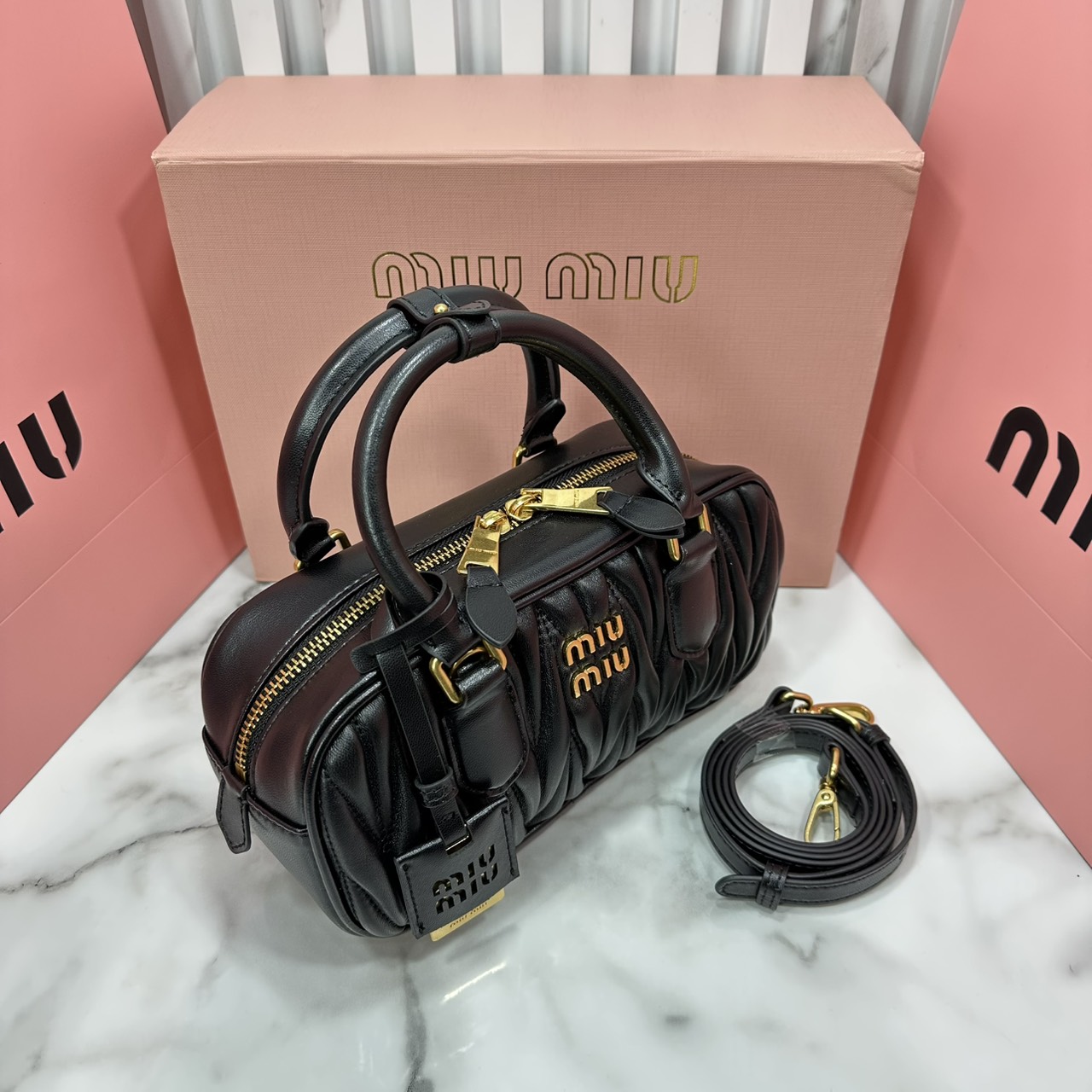 ORI หนังแท้ | MIU MIU Arcadie matelassé nappa leather bag Small 22cm กระเป๋าสะพายทรงโฮโบลุคลูกคุณหรูหราด้วยดีไซน์จับจีบนูนลวดลายสามมิติซับซ้อนเป็นเอกลักษณ์ น่ารักๆเก๋ๆ สวยดูแพง หูจับในตัวง่ายและสะดวกพกพา