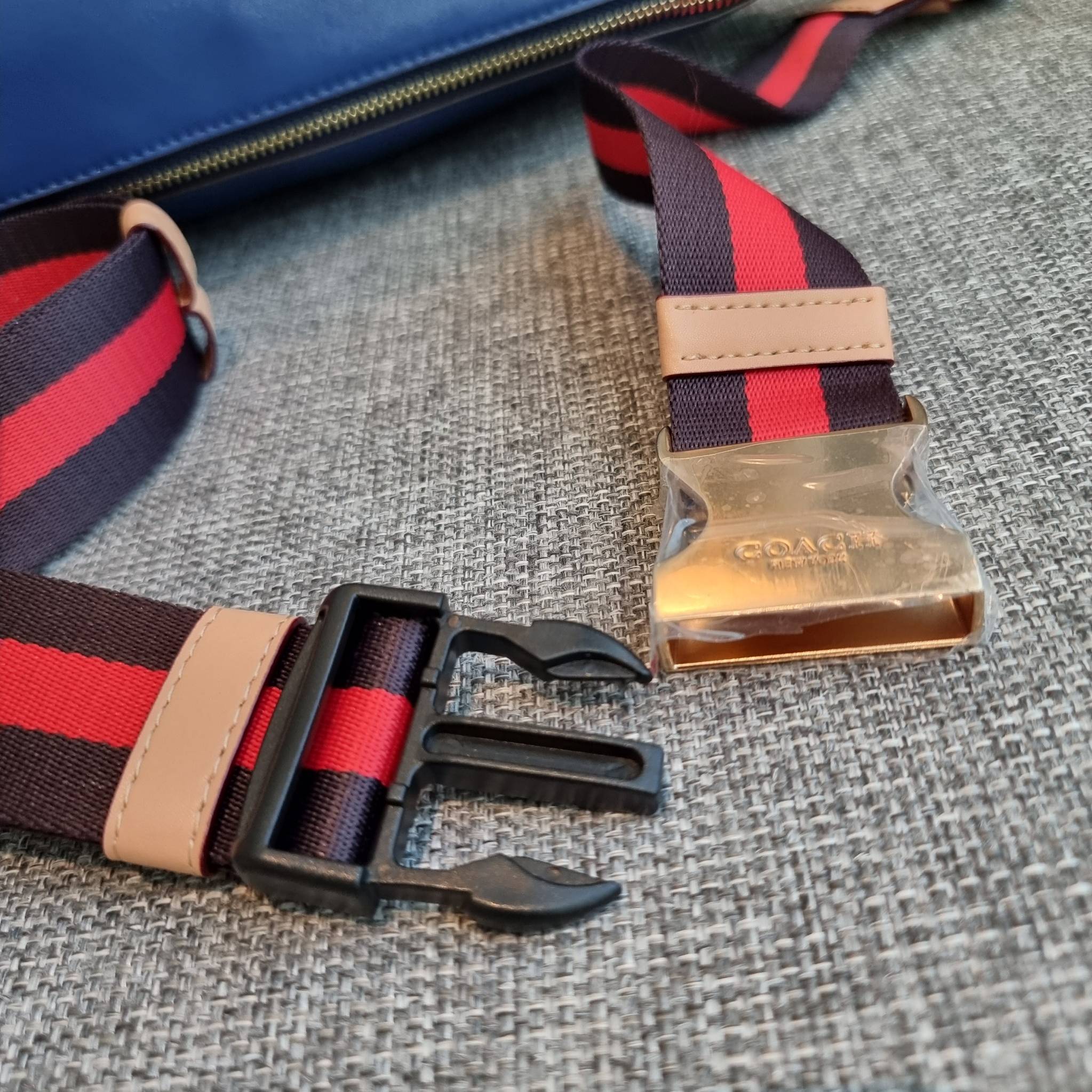 OUTLET 】COACH C4035 HERITAGE BELT BAG IN SIGNATURE CHAMBRAY ใหม่ล่าสุด กระเป๋าคาดอกสุดชิคสำหรับหนุ่มๆ เป็นดีไซน์กึ่งสปอร์ตที่ดูหรูมากๆ แพทเทิร์นเป็นที่ใช้งานง่าย วัสดุผ้าแชมเบรย์สลับหนังแท้ ไม่หนาไม่บางจนเกินไป มีช่องด้านหน้า และซิปหลัก ภายในโล่งกว้าง จุข