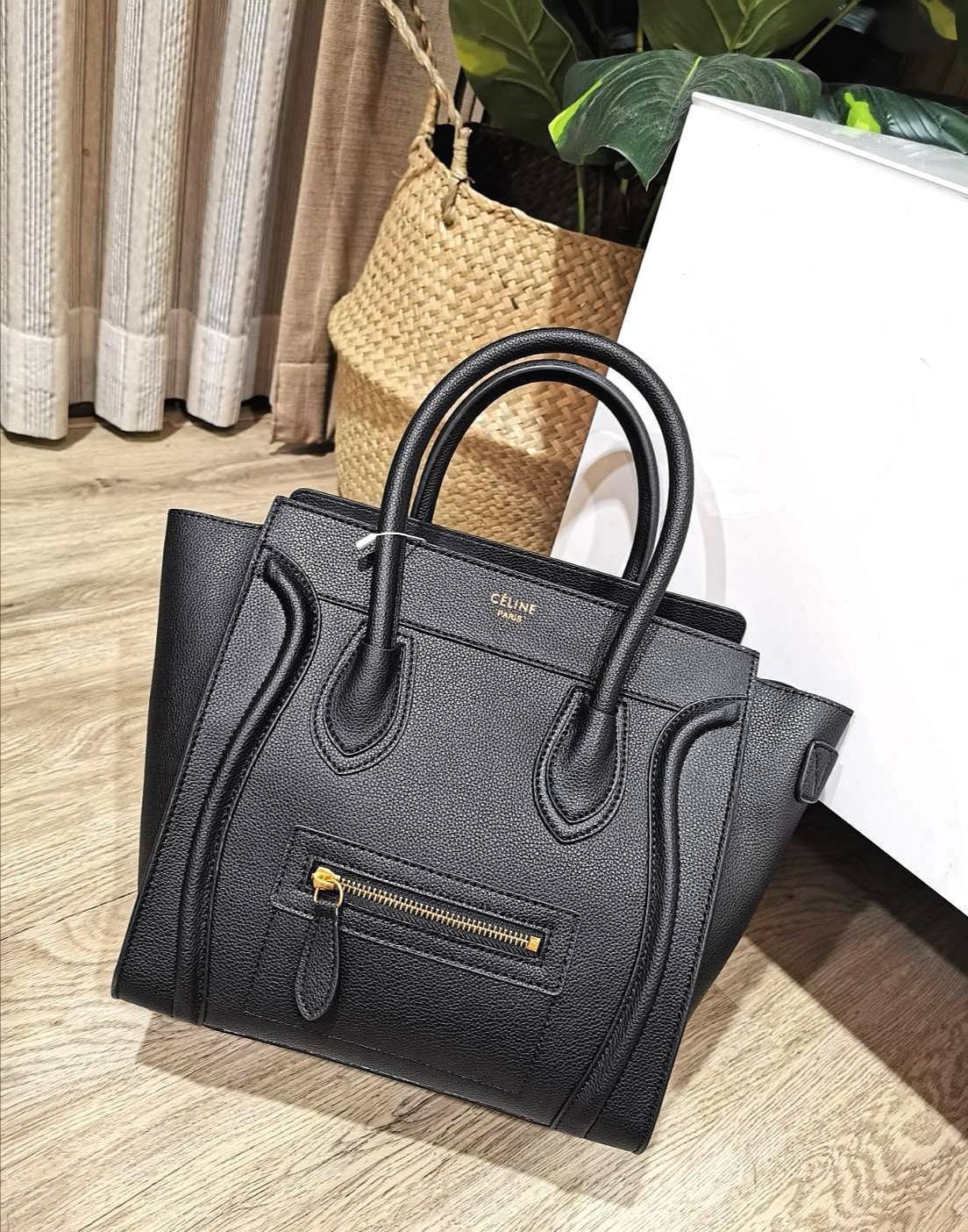 CELINE HANDLE BAG VIP GIFT WITH PURCHASE (GWP) พรีเมี่ยมกิ๊ฟรุ่นใหม่ Limited Edition จาก CELINE HAUTE PARFUME DUTYFREE COUNTER หนังแท้ Calf Skin Leather มาในดีไซน์สุดหรูยอดนิยมหนังนิ่มหอมขึ้นเทคเจอร์สวยอยู่ทรง เปิดปิดด้วยซิปสะดวกใช้ ด้านหน้ามีโลโก้แบรนด์ 