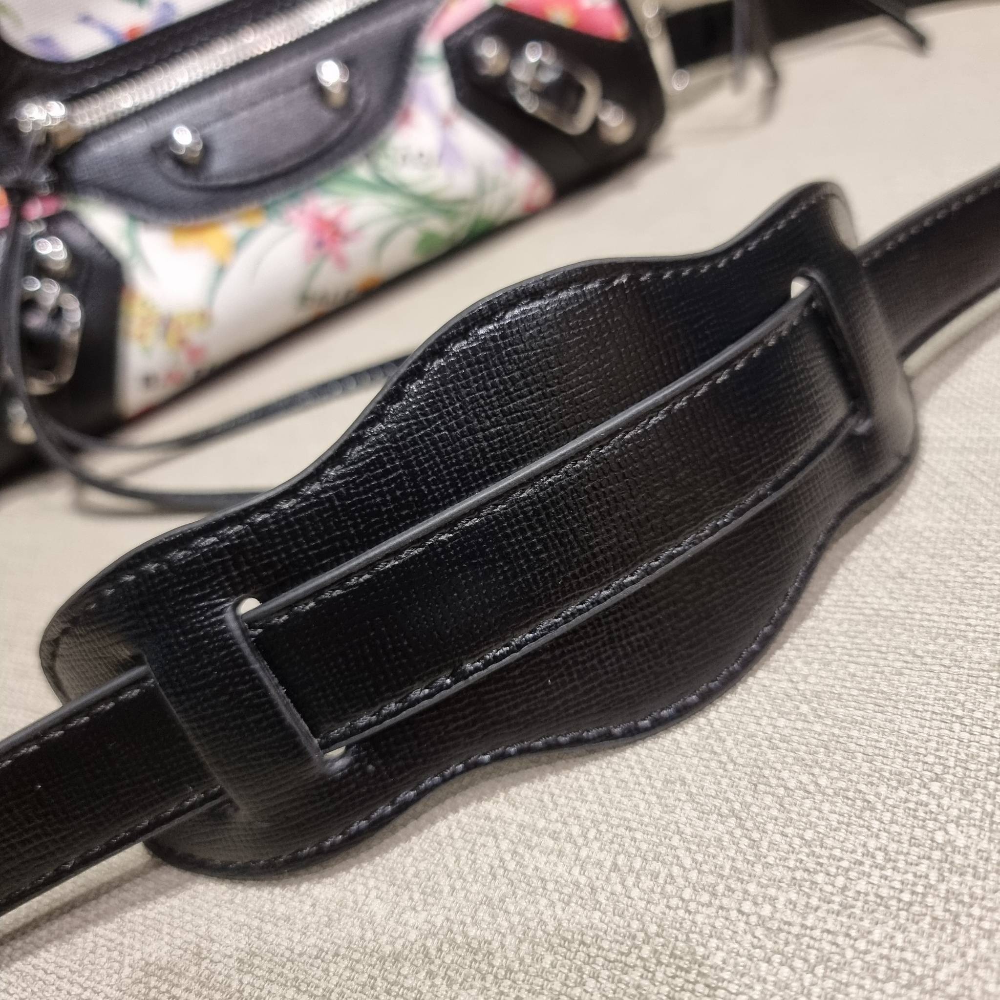 ไซส์ใหม่ กับรุ่นคอลแลบอีกหนึ่ง ที่ฮอตติดลมไม่เลิก!! Gucci×Balenciaga neo floral small bag กระเป๋าถือ/สะพายข้างที่โดดเด่นในสไตล์ที่ไม่ซ้ำ ไม่เกร่อ ดีไซน์มีกิมมิคและลูกเล่นแพรวพราว ทั้งหนังรูดซิป ทั้งหูจับ ทั้งความตกแต่ง มีดีเทลอัพราคาไปหมด วัสดุผ้าแคนวาสตั