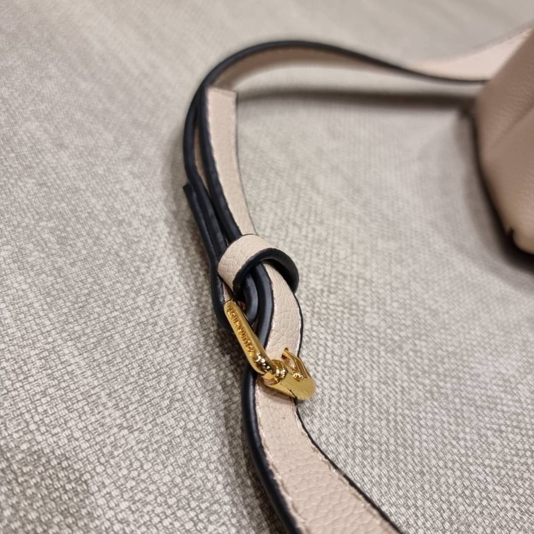 VIP 🥂 LV MADELEINE BAG ใหม่ล่าสุด อีกหนึ่งรุ่นคลาสสิคหายาก ที่สาวๆรอคอย กระเป๋าถือ/สะพายข้าง ดีไซน์เรียบง่าย แต่เต็มไปด้วยดีเทลความหรู วัสดุหนังวัวปั๊มลายเอกลักษณ์ เปิด‐ปิดด้วยอะไหล่กดล็อคสีทองหรู และมีพวงหนังห้อยพิเศษแถมมาให้ด้วย ภายในแบ่งสัดส่วน