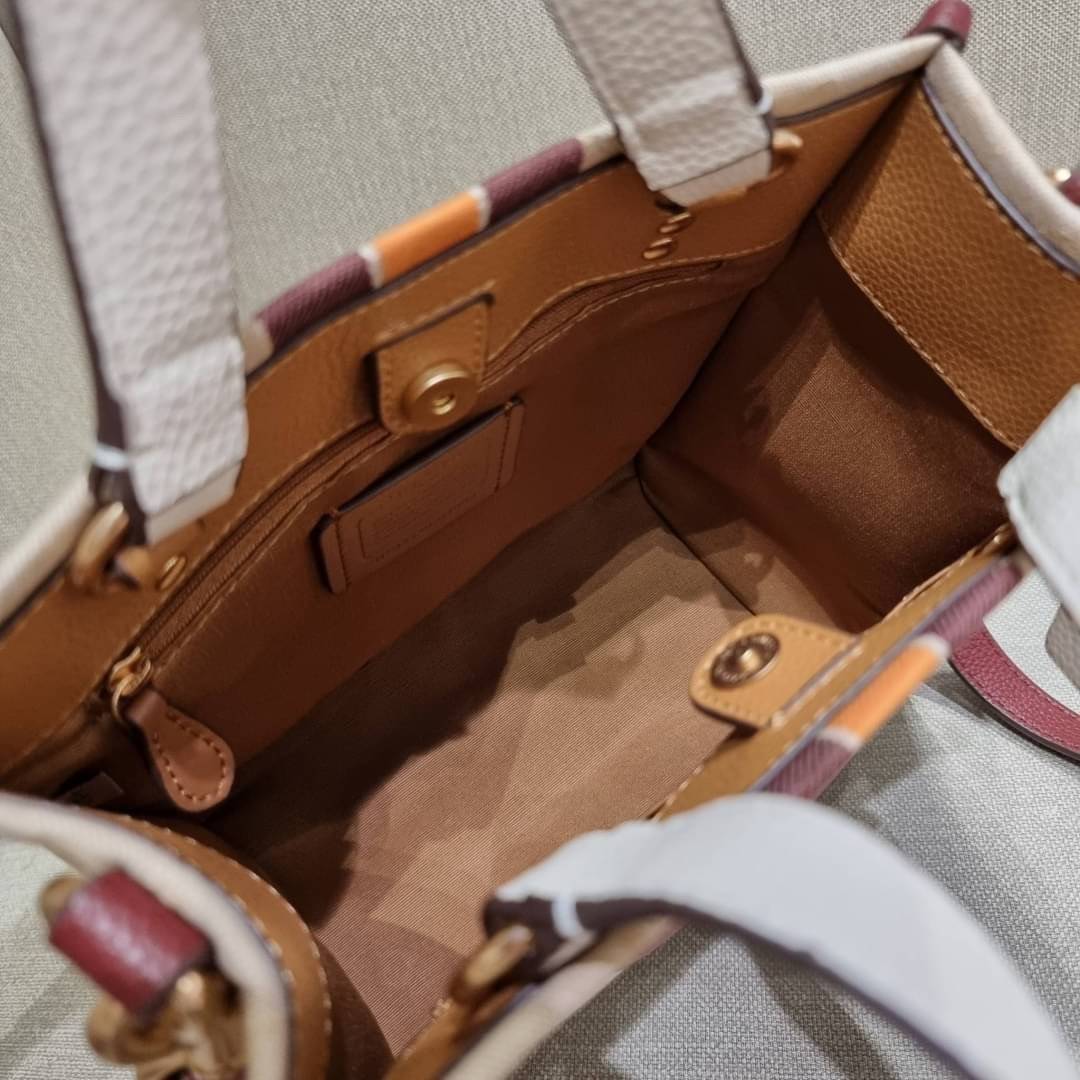 COACH C7083 DEMPSEY TOTE 22 IN SIGNATURE JACQUARD WITH STRIPE AND COACH PATCH คอลเลคชั่นใหม่ สีที่สาวๆรอคอย สวยคม ละมุนและมีความหรูในตัว กับกระเป๋าทรงโท้ท ไซส์กำลังสวย น่ารักน่าใช้ ฟังก์ชั่นการใช้งานสะดวกที่สุด มีทั้งสายคล้องในตัว และสายครอสบอดี้ วัสดุผ้า