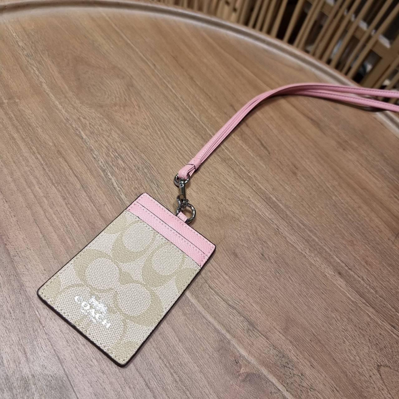COACH ID LANYARD IN COLORBLOCK SIGNATURE CANVAS ง่ายๆแบบไม่ธรรมดา!! คลาสสิคแต่มีดีเทลโดดเด่น!! กระเป๋าถนอมบัตร พร้อมสายคล้องคอ ดีไซน์ลวดลายสวย ดูดีทุกแบบ ใช้งานง่าย พกพาสะดวก จะใส่บัตรพนักงาน บัตรเครดิต บัตรปชช. ใบขับขี่ และบัตรอื่นๆที่อยากจะใส่!! ตามใจไป