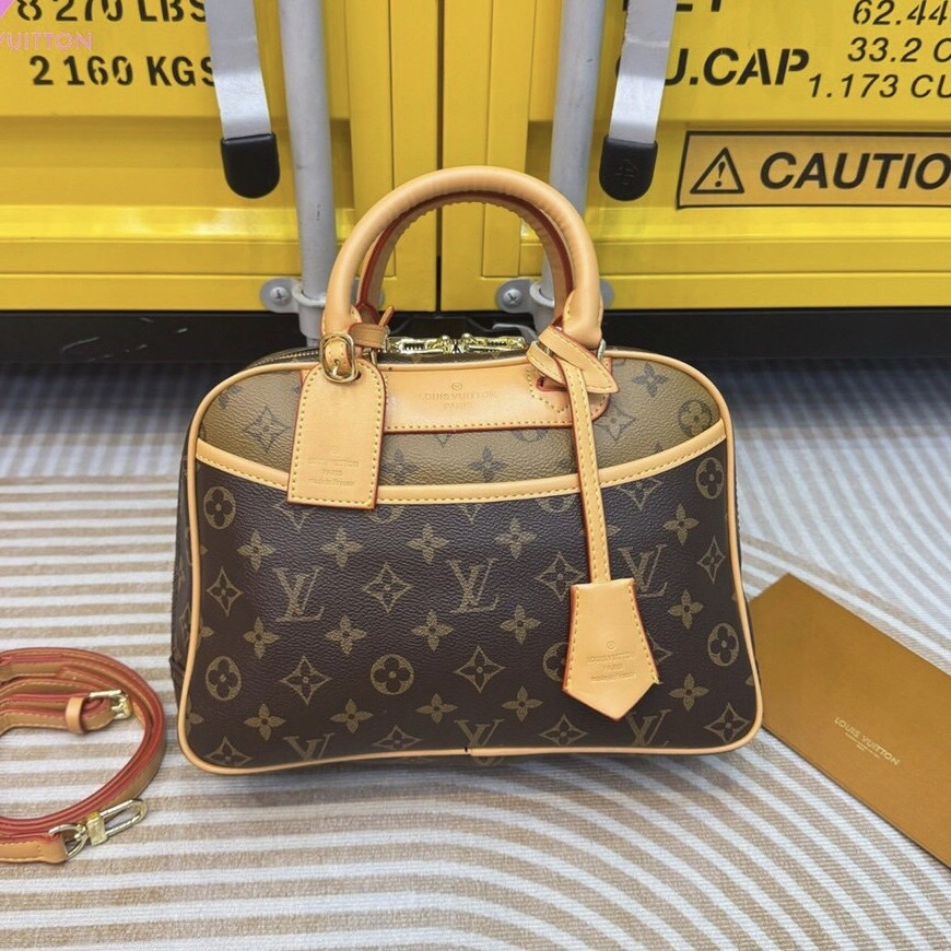 LV Monogram Trouville Handbag กระเป๋าสะพายดีไซน์คลาสสิควินเทจ รูปทรงใช้งานง่ายสะดวกคล่องตัว เรียบง่าย หรู ดูผู้ดี ปากกระเป๋ามีซิปเปิดปิด ภายในโล่งกว้าง พร้อมเสิร์ฟให้ในราคาน่ารักๆ