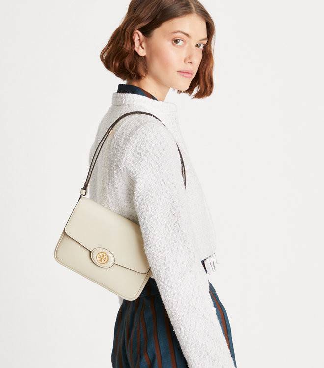 TORY BURCH ROBINSON SPAZZOLATO CONVERTIBLE SHOULDER BAG คอลเลคชั่นใหม่ สวยก่อนใคร ในราคาสุดคุ้ม! กับกระเป๋าสะพายไหล่ ดีไซน์สุดหรู หนังแก้วเงาสวยคม สีผู้ดี รูปทรงใช้งานได้ทุกลุค
