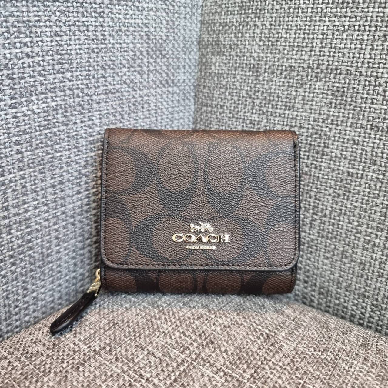 OUTLET 】COACH F41302 SMALL TRIFOLD WALLET IN SIGNATURE CANVAS สวยคลาสสิค พกพาง่าย ใบเล็กน่ารักน่าใช้ ต้องยกให้ใบนี้จ้า 💗💋 ตอบโจทย์คนชอบพกน้อยที่สุด!! กระเป๋าสตางค์ใบสั้นหนังแคนวาสเคลือบคุณภาพดี ภายในเป็นหนังแท้ ใส่บัตร ใส่ธนบัตรได้ทุกชนิด 