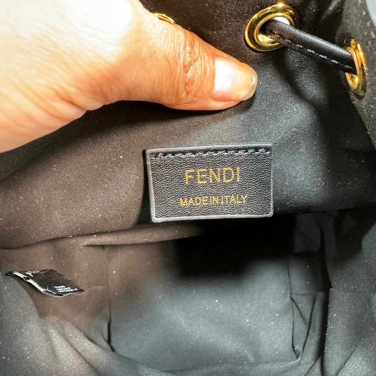 พร้อมส่ง 3 สี FENDI Mon Tresor Black leather mini-bag / FENDI Bucket Bag กระเป๋าสะพายทรงบัคเก็ตงานหนังเต็มใบ ไซส์มินิ เกรดออริ สลับแท้ 1:1