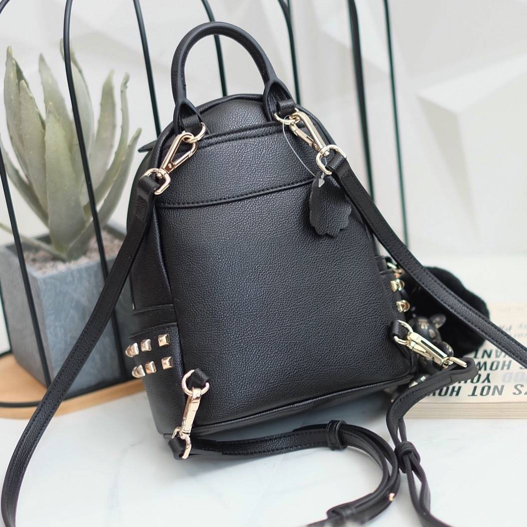 รุ่นใหม่ล่าสุด งานสวยมากๆ การันตีเลย จาก แบรนด์ KEEP รุ่น Duo Sister backpack 🎒 >กระเป๋า หนังวัวแท้ฟอกนาโนเนื้อดี นิ่มมาก ลายหนังชัด ทนทานคะ >น้ำหนักเบา ดีไซด์ ทันสมัย เข้าได้กับทุกชุด >ภายในตัวกระเป๋ามีช่องเก็บของจุกจิก 2 ด้าน กว้าง บุด้