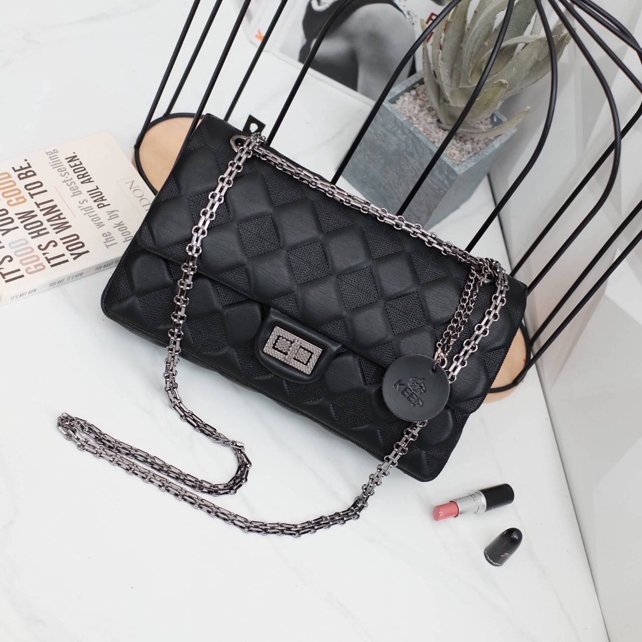 KEEP classic chain shoulder bag 👜 กระเป๋าทรงสวย คอลเลคชั่นใหม่ผลิตจากหนัง Microfiber สวย นิ่มมากๆ ทนทานกว่าเดิม !! ตัวกระเป๋าขนาดกำลังดี เย็บลายเเบบ Hand crafty สวย มีสไตล์สามารถใส่ กระเป๋าตังค์ยาว มือถือได้คะ สายโซ่อะไหล่ เทาดำ ดูคลาสสิคมาก ปรับไ