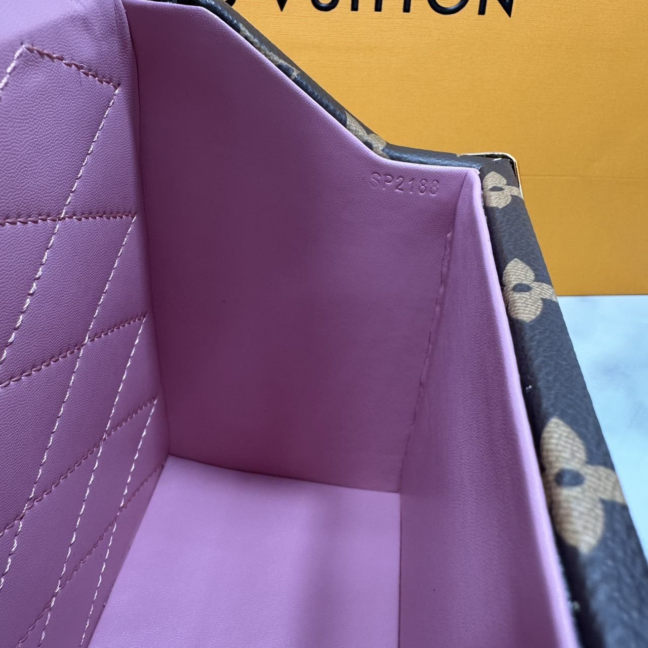 ORI หนังแท้ | LV x TM Camera Box Sakura Brown กระเป๋าสะพายทรงกล่องดีไซน์ขนาดเล็กพกพาสนุก ลายพิมพ์ดอกซากุระมีชีวิตชีวากับสไตล์เป็นเอกลักษณ์ เปี่ยมไปด้วยพลังและหรูหรา