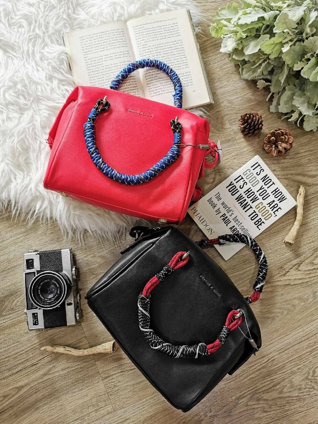 CHARLES & KEITH Nylon Twist Top Handle Bag กระเป๋าถือหรือสะพายรุ่นใหม่แบบชนช็อปทรง Bowling วัสดุหนังแกะสังเคราะห์เรียบสวยอยู่ทรงขนาดกำลังดี น่ารัก น้ำหนักเบา เปิดปิดด้วยซิปคู่สะดวกใช้ ภายในมีโลโก้และช่องซิป มีหมุดรองฐานกันรอยสี่มุม หูจับ Nylon Twist เพิ่ม