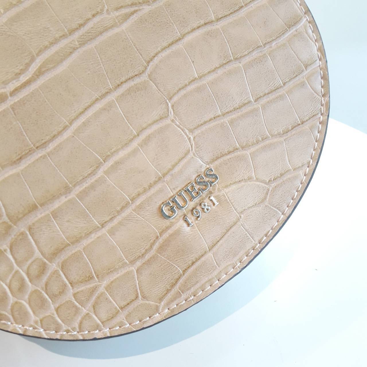 Guess croc crossbody bag กระเป๋าสะพานดีไซน์เก๋ ทรงน่ารัก ฝาพับโค้งดีไซน์สวย ด้านหนังปั๊มลาย croc ประดับ logo brand สีทอง เปิดปิดด้วยกระดุม มีช่องเล็กลับใส่บัตรได้ ช่องใหญ่บุผ้า ลายแบรนด์ มีช่องใส่ของแยก ใส่มือถือได้ทุกรุ่น มาพร้อม สายยาวโซ่ต่อหนัง ใบนี้เห