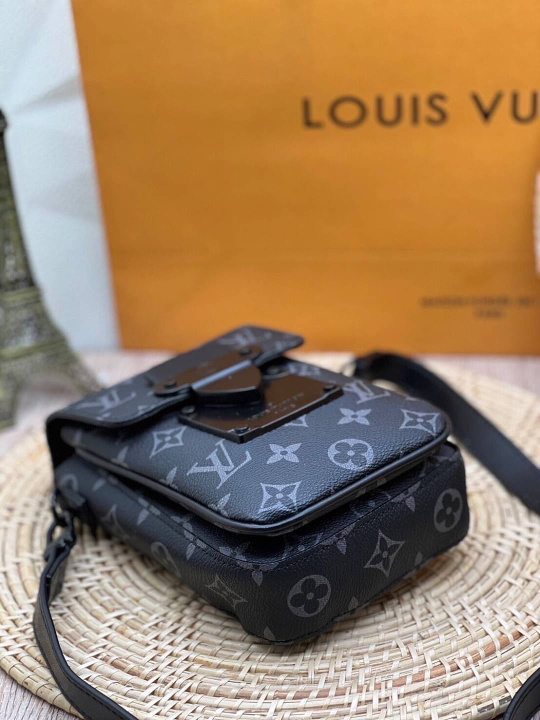 LV S-Lock Vertical wearable wallet / LV Phone bag Monogram Macassar coated canvas and black cowhide leather เกรดออริจินอล ใช้ได้ทั้งผู้หญิงผู้ชาย พร้อมส่งที่ไทย ภาพสินค้าถ่ายจากงานขายจริง ใช้งานต่างประเทศได้