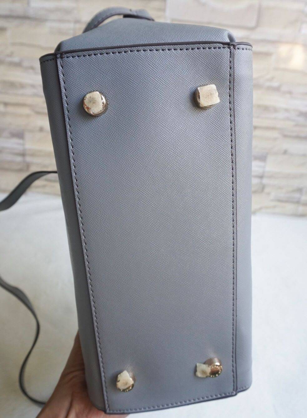 CHARLES & KEITH TRAPEZE TOP HANDLE BAG กระเป๋าสะพาย/ถือ วัสดุหนัง saffiano ใช้งานง่าย ทนมากๆค่ะ ด้านหน้ามีโลโก้แบรนด์ อะไหล่สีทองหรู มีหมุดรองฐาน 4 มุม เปิดปิดด้วยซิป ด้านในจุของมากๆ ค่ะ สายสะพายยาวถอดและปรับสายได้ 5 ระดับ สวยคุ้มมากๆใบนี้ สาวๆต้องมีค๊า