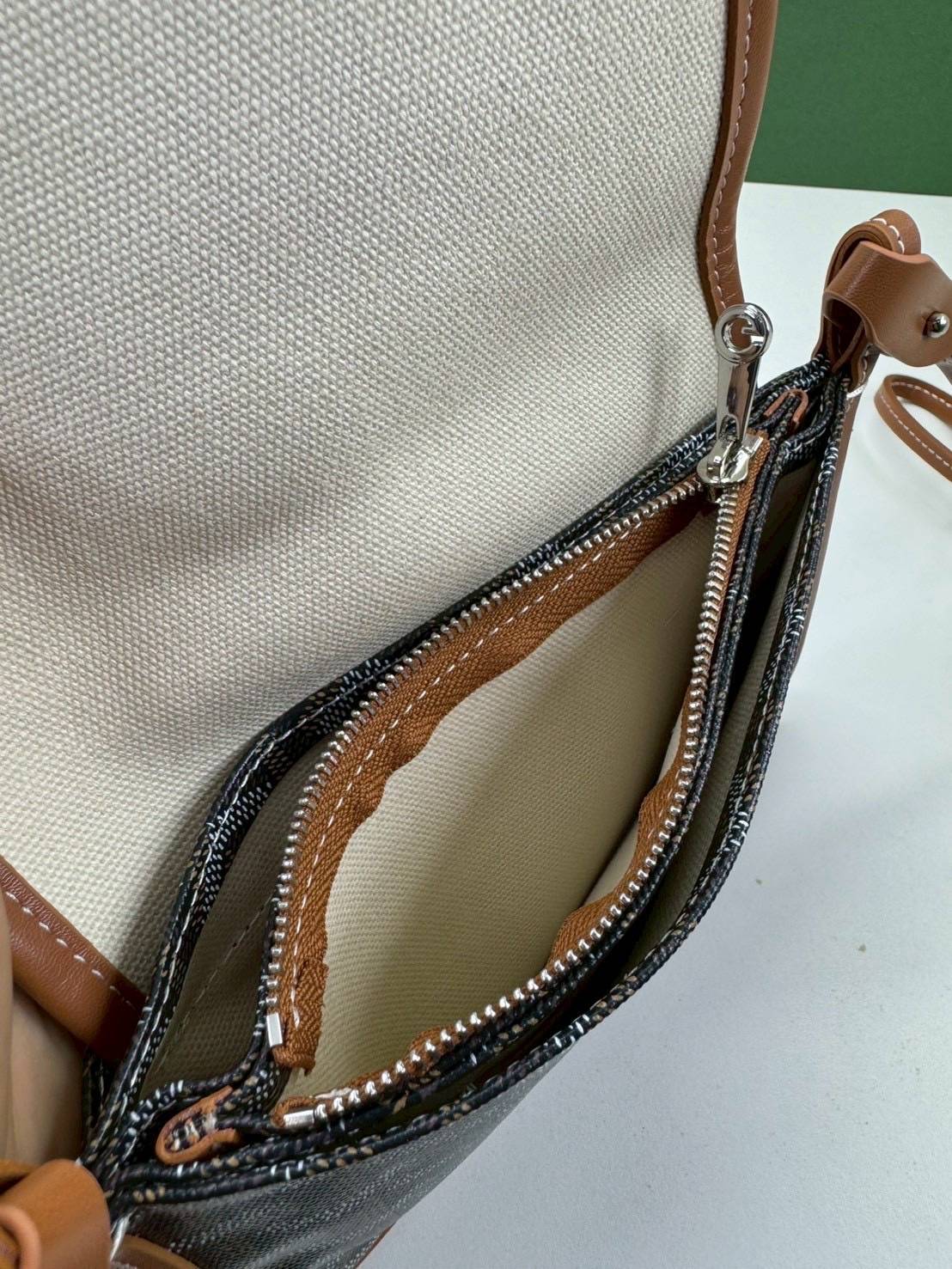 10 สี ORI หนังแท้ | GOYARD Plumet pouch-wallet กระเป๋าสะพายใบเล็กกะทัดรัด ดีไซน์กระเป๋าสตางค์ Plumet ดีไซน์มาพร้อมช่องใส่เหรียญ ธนบัตร และบัตรต่างๆ สามารถสะพายไหล่เป็นกระเป๋าสะพายข้างได้เหมือนกระเป๋าใบเล็ก