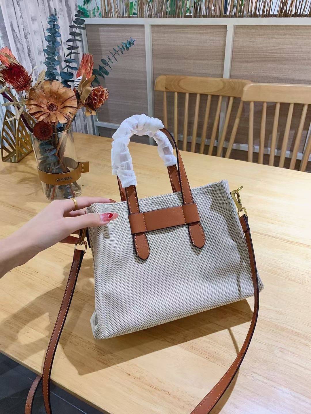 Medium : CHLOÉ Woody large leather-trimmed cotton-canvas tote corita kent tote 14” canvas Corita Kent large tote in embroidered artwork & shiny calfskin