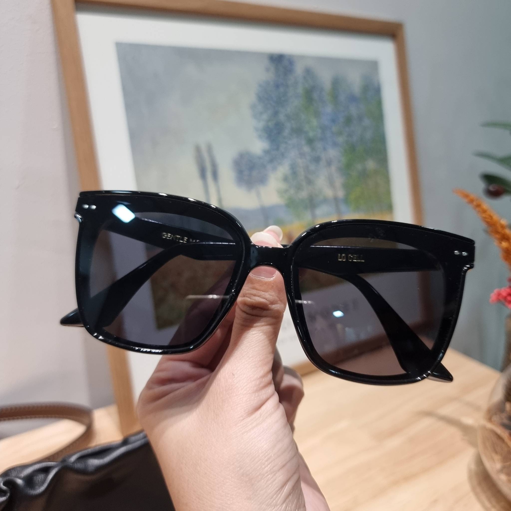 Set 3 ชิ้น Gucci Horsebit 1955 mini bag / Gucci Phone Bag box set ชวนสะสม ใครมองหาของขวัญอยู่ เซ็ทนี้จัดว่าเลิศมาก! กับการจับเอารุ่นยอดฮิต มามิกซ์รวมกับไอเท็มสุดคุ้มของมันต้องมี!! จัดเรียงให้อยู่ในกล่อง box set ลิมิเต็ด ที่มีทั้งแว่นตา gentle monster แบรน