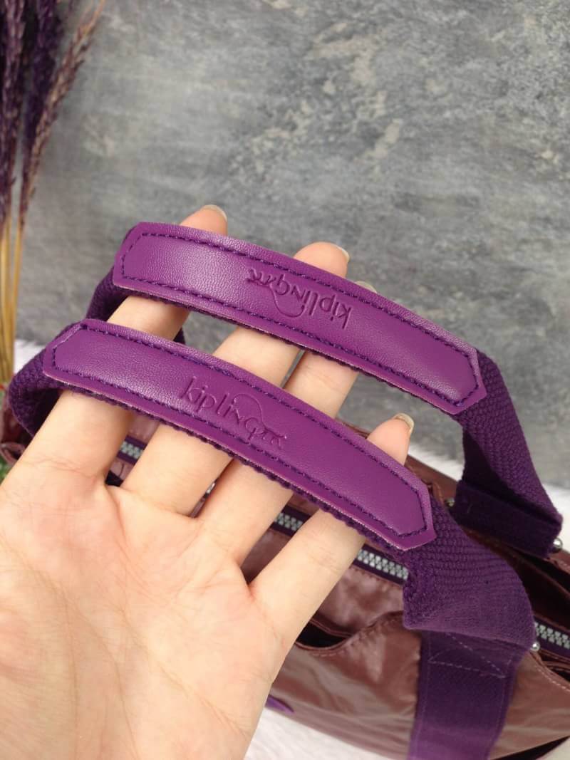 Kipling รุ่น Cicele กระเป๋าสะพายไหล่ใบใหญ่ สวยน่ารัก ตัวกระเป๋าด้านในเป็นช่องโล่งแบบปิดเปิดด้วยซิป มีช่องซิปด้านใน ด้านข้างกระเป๋า มี 2 ช่อง ปิดเปิด ด้วยเทป พร้อมที่ใส่โทรศัพท์ ปากกา และ MP 3 ในส่วนด้านใน และ ด้านข้างกระเป๋า ซ้าย-ขวา เป็นช่องขนาดเล็กสำหรั