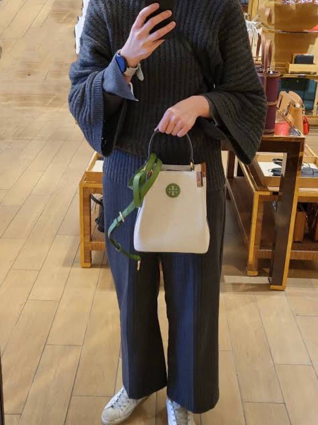 Tory Burch Blake Canvas Bucket Bag รุ่นใหม่ล่าสุด สวยไฉไลฝุดๆ แบบสวยคลาสสิค กระเป๋าทรงถัง วัสดุ Canvas สายหนังแท้ อะไหล่ทอง เปิด-ปิด ด้วยกระดุมแม่เหล็ก ด้านในโล่งมีช่องเล็กใส่โทรศัพท์ได้ น้ำหนักเบา สายสะพายถอดสายได้ crossbody ได้ ปรับระดับได้