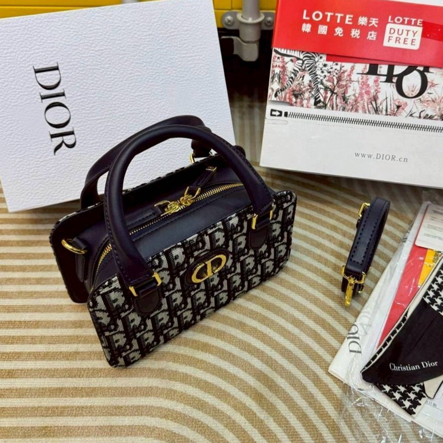 My Dior Mini 30 Montaigne tote bag ใหม่ล่าสุด กับกระเป๋าสะพายโฮโบมินิทรงโท้ท ที่ไม่ได้เล็กอย่างที่คิด เพราะใบนี้สามารถใส่ของสำคัญได้ครบ ดีไซน์สวยคลาสสิค