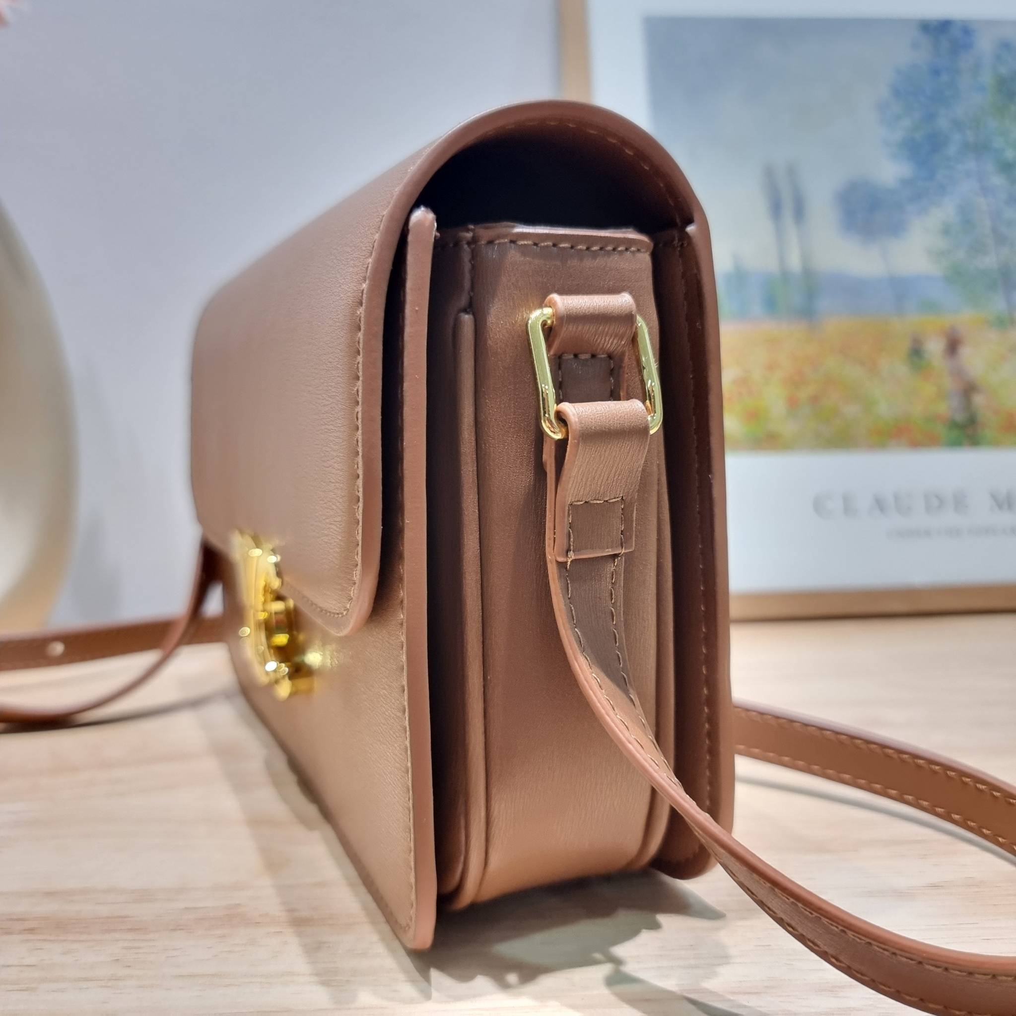 CELINE CLASSIQUE TRIOMPHE BAG IN SHINY CALFSKIN ไอเท็มสุดคลาสสิค ที่ขาดไม่ได้ กระเป๋าสะพายทรงสวยคลาสสิค แฝงความผู้ดี ที่ใช้ได้ทั้งชายหญิง