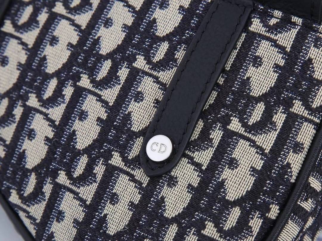 CHRISTIAN DIOR BEIGE AND OBLIQUE MINI SADDLE BAG / Dior Men Bag เกรดใช้งานสลับของแท้ เกรดออริจินอล ภาพสินค้าถ่ายจากงานขายจริง ใช้งานต่างประเทศได้