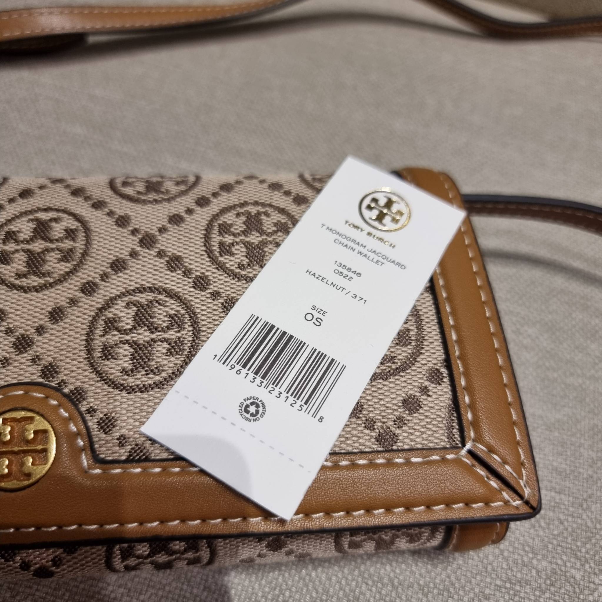 TORY BURCH T MONOGRAM JACQUARD CROSSBODY WALLET best seller ของคอลเลคชั่นนี้ ต้องไม่พลาด กับกระเป๋าสะพายกึ่งกระเป๋าสตางค์ ที่ช่วยให้ชีวิตง่ายขึ้น วัสดุผ้า jacquard ตัดสลับหนังแท้ เปิด-ปิดแบบฝาปิดแม่เหล็ก ภายในใส่ธนบัตรได้ มีช่องใส่บัตร และยังมีช่องซิปอีกด