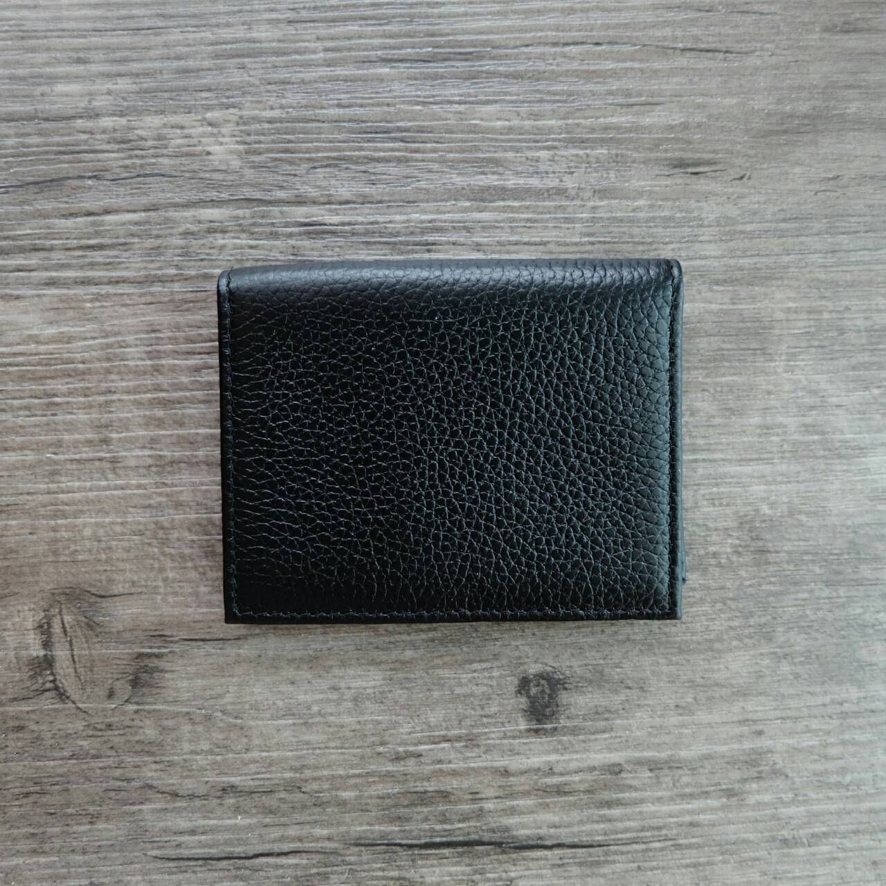 Calvin Klein Short Wallet กระเป๋าสตางค์ใบสั้น ด้านหน้ามี logo brand สีเงิน มาพร้อมกระเป๋าใส่บัตรใบเล็กอีก 1 ใบ จะมอบเป็นของขวัญหรือใช้เองก็แนะนำค่ะ