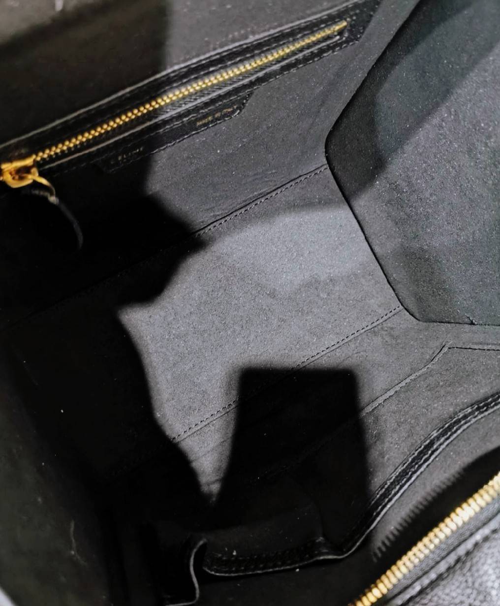 CELINE HANDLE BAG VIP GIFT WITH PURCHASE (GWP) พรีเมี่ยมกิ๊ฟรุ่นใหม่ Limited Edition จาก CELINE HAUTE PARFUME DUTYFREE COUNTER หนังแท้ Calf Skin Leather มาในดีไซน์สุดหรูยอดนิยมหนังนิ่มหอมขึ้นเทคเจอร์สวยอยู่ทรง เปิดปิดด้วยซิปสะดวกใช้ ด้านหน้ามีโลโก้แบรนด์ 